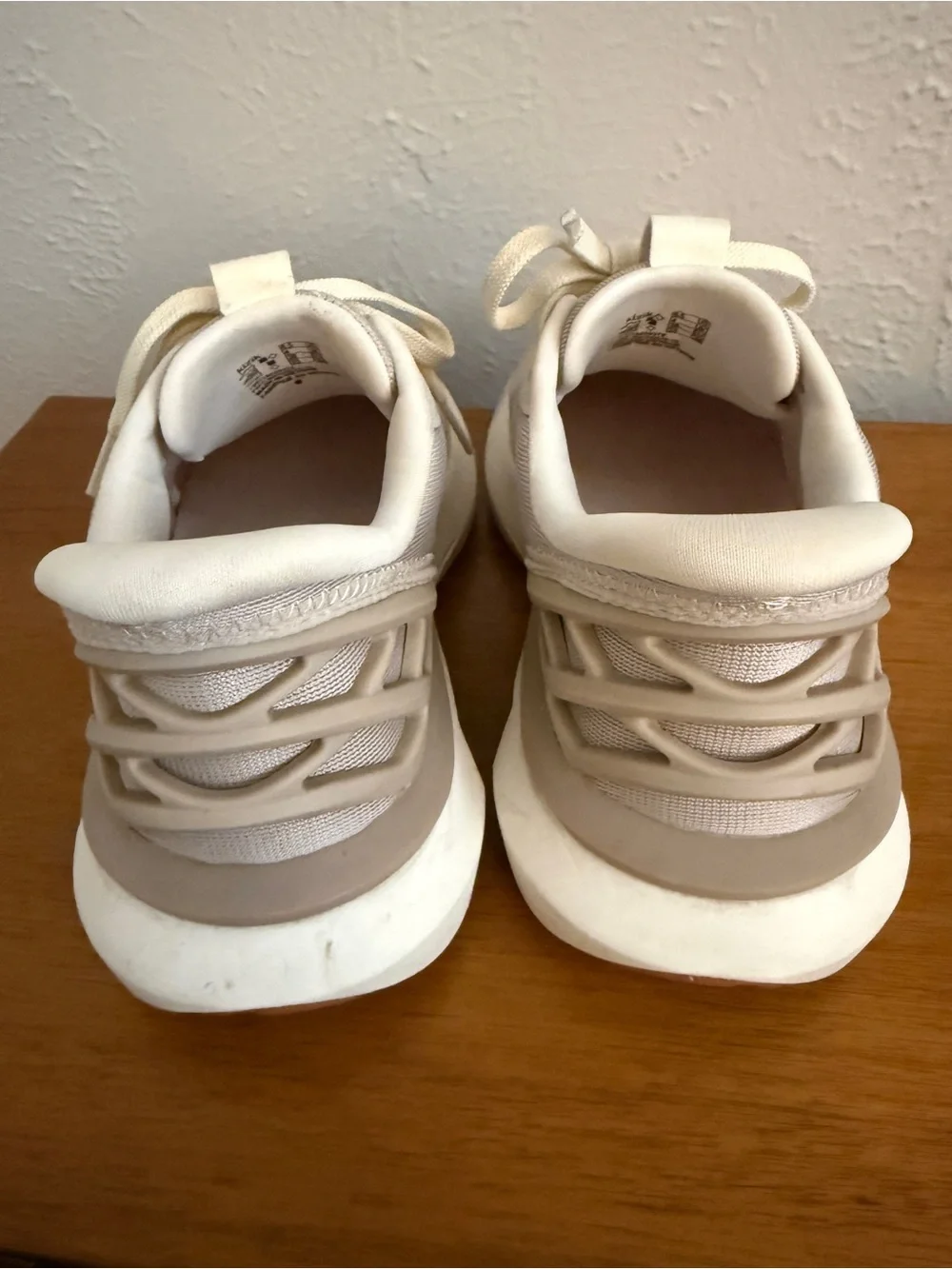 Kizik Athena 2 women’s size 6.5 $139.95 NEW